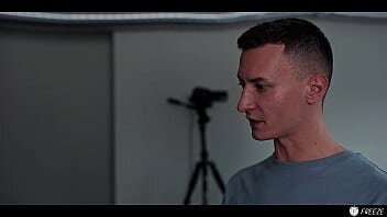 Frumoasa blonda doctorita sex imbracata cu pacient dotat