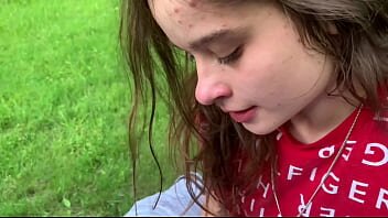 Fata bisexuala filmata cand suge pula in parc