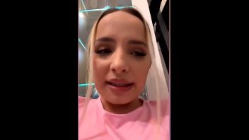 Romanca blonda isi baga adanc degetele in pizda ei frumoasa