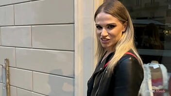 Fata perversa arata pizda si suge pula in public