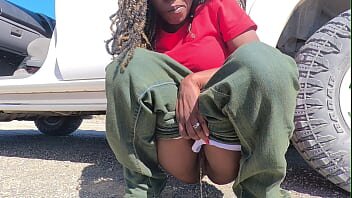 Negresa in padure suge pula si face sex cu padurar batran