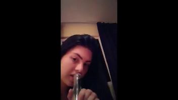 In lipsa pulei se masturbeaza cu dildo pana are orgasm