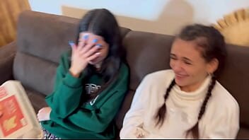 Doua prietene in vizita fac sex imbracate si neprotejat cu amic