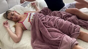 Isi trezeste iubita cu sani mari pentru un futai in pizda neprotejat