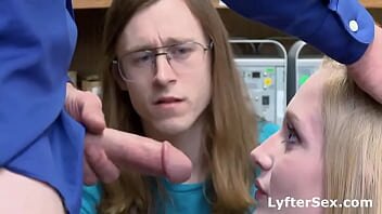 Iubitul o priveste cum face muie si sex la birou cu sefu