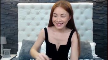 Romanca care isi baga in cur un dildo gros