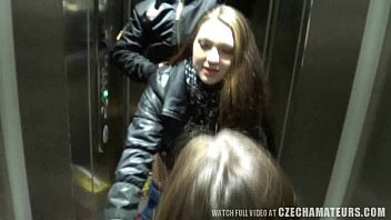 Cuplu tanar incep sexul in lift apoi prin toata casa