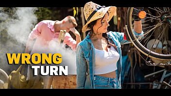 Fata de la oras si-o trage cu un fermier sexi