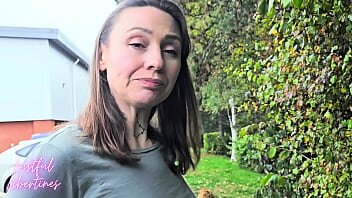 Instalator sex pe canapea cu femeie matura futacioasa