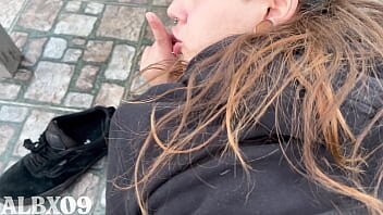 Dragoste imbracati pe terasa unui vecin