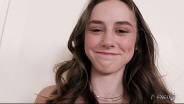 Fata cu sani mici la primul porno filmat arata calitati de curva