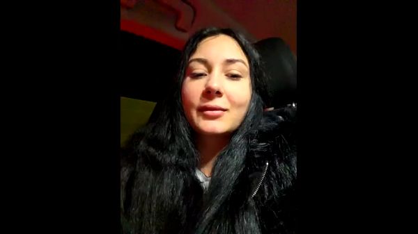 Romanca face videochat din masina si suge pula