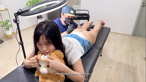 Asiatica tatuata pe buci se excita si primeste pula in pasarica mica