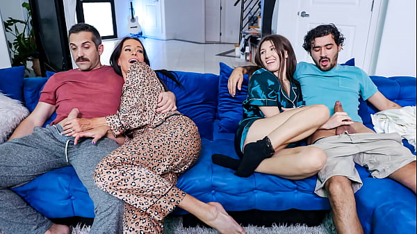 Cupluri mature de swingeri sex in grup pe canapea