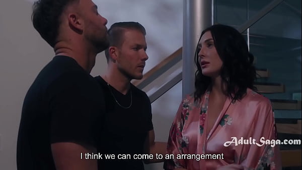 Face sex cu doi vecini si primeste multa sperma