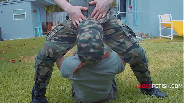 Fete militare in permisie fac sex cu un vecin