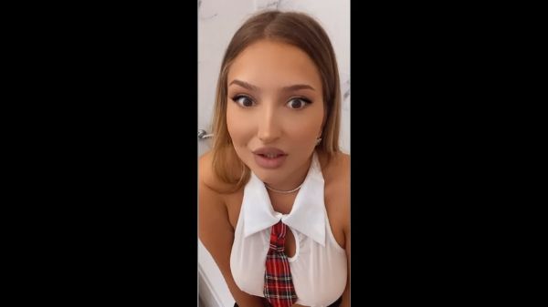 Seremis xxx in cada cu un dildo foarte mare