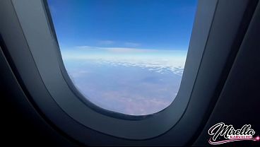 In avion e filmata cand suge pula iubitului