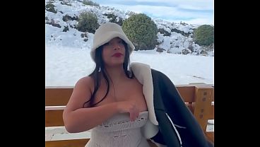 Ii place sa faca sex la munte si sa primeasca sperma pe tate