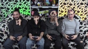 Au masca cu pula la nas si fac un joc de playstation 4 ca intre gay